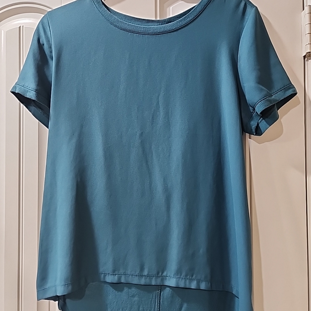 Loft Green Short Sleeve Top Size Medium.
